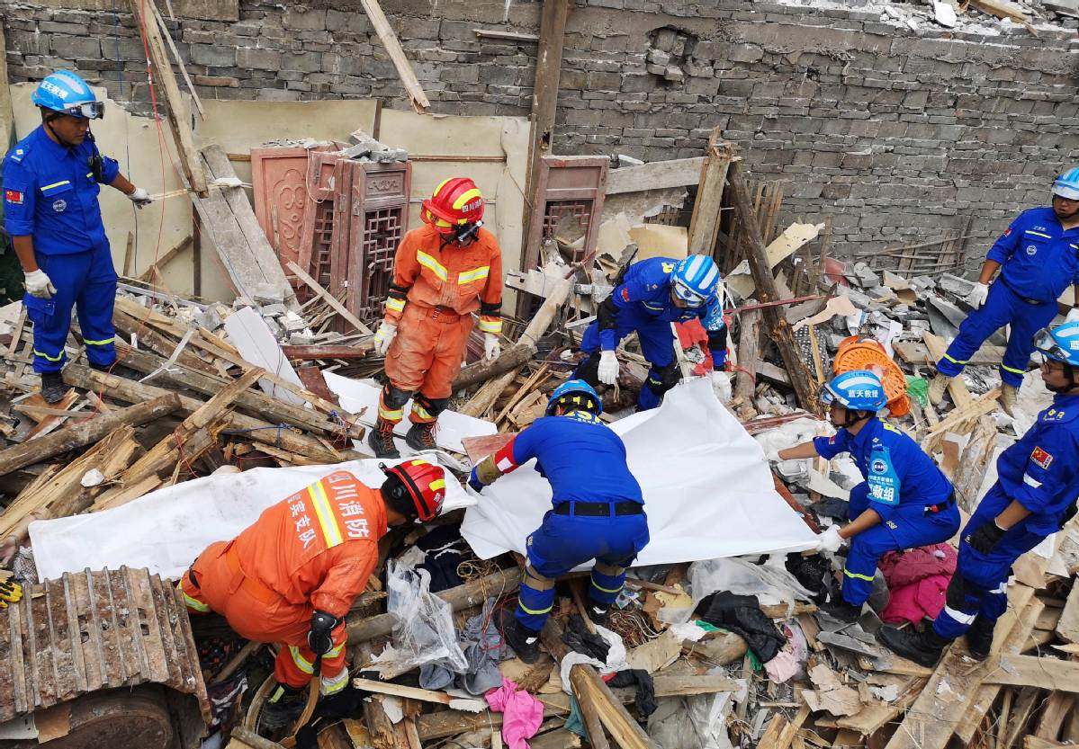 प्राकृतिक आपदाओं में निस्वार्थ सेवा